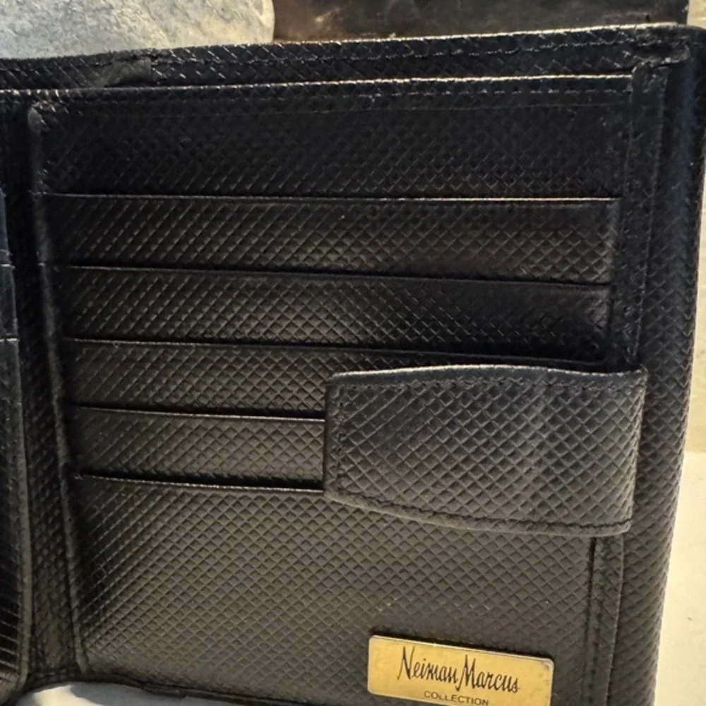 Neiman Marcus Collection‎ Black Textured Wallet